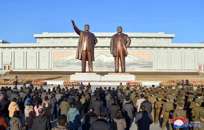 북한 김정일 국방위원장 생일(광명성절·2월 16일) 82주년이었던 지난 16일 북한 주민들이 평양 만수대언덕에 있는 김일성·김정일 동상에 헌화했다고 조선중앙통신이 지난 2월 17일 보도했다. [사진 출처 = 연합뉴스]