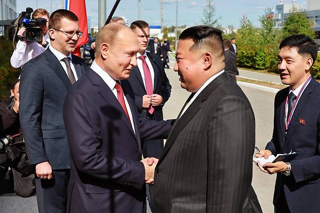 지난해 3월 블라디미르 푸틴 러시아 대통령(왼쪽)이 김정은 북한 국무위원장을 초청한 뒤 만나 서로 악수를 나누고 있다. 연합뉴스