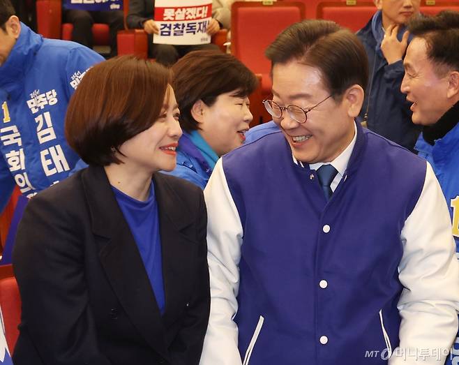 (서울=뉴스1) 송원영 기자 = 이재명 더불어민주당 대표가 20일 서울 여의도 국회 도서관에서 열린 '서울특별시당 선거대책위원회 출범식'에서 조수진 강북을 후보와 대화를 하고 있다. 2024.3.20/뉴스1  Copyright (C) 뉴스1. All rights reserved. 무단 전재 및 재배포,  AI학습 이용 금지. /사진=(서울=뉴스1) 송원영 기자