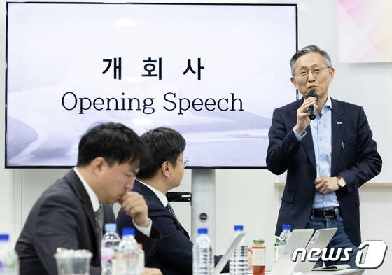 김종갑 글로벌디지털혁신네트워크 대표가 22일 오후 경기도 성남시 분당구 글로벌디지털혁신네트워크(GDIN)에서 열린 '반려동물 산업 육성 협의회' 제1회 IR 데이에서 개회사를 하고 있다/사진=뉴스1