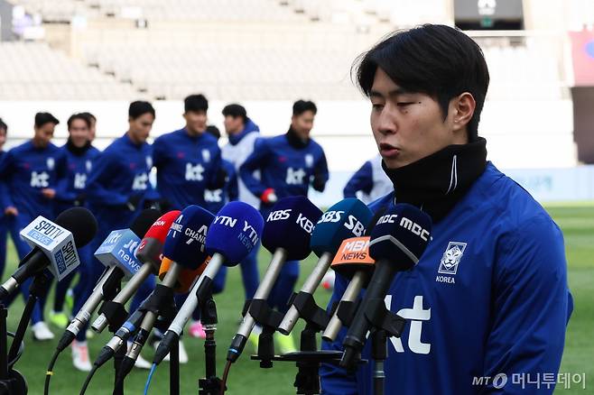 [서울=뉴시스] 권창회 기자 = 대한민국 축구 국가대표팀 이강인이 20일 오후 서울 마포구 서울월드컵경기장에서 열린 2026 FIFA 북중미 월드컵 2차 예선 태국과의 경기 전 훈련에 앞서 심경을 밝히고 있다. 2024.03.20. kch0523@newsis.com /사진=권창회