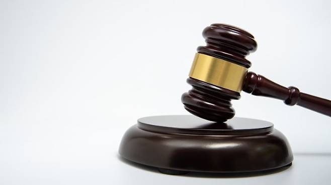 말다툼하다 어머니를 둔기로 폭행해 머리 등에 골절상을 입힌 20대 아들에게 실형이 선고됐다. 사진은 기사 내용과 무관함./사진=이미지투데이