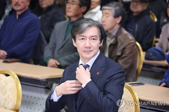 조국 대표 조국 ‘조국혁신당’대표가 22일 오후 제주상공회의소 국제회의장에서 열린 조국혁신당 제주도당 창당대회에 참석해 발언 순서를 기다리고 있다. 연합뉴스.