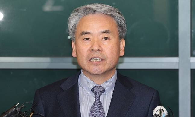 해병대 채 상병 순직 사건 수사 외압 의혹으로 고위공직자범죄수사처 수사를 받고 있는 이종섭 주호주 대사가 지난 21일 인천국제공항에서 기자들 질문에 답하고 있다. 연합뉴스