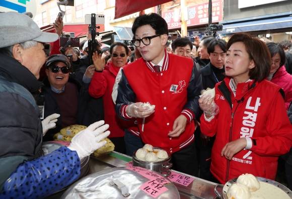 한동훈 국민의힘 총괄선대위원장이 19일 서울 동작구 남성사계시장 만두가게를 나경원 후보와 함께 방문해 상인과 인사를 나누고 있다. 2024.3.19 안주영 전문기자