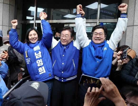 이재명 더불어민주당 대표가 20일 인천 미추홀구 토지금고시장을 방문해 동구·미추홀을 남영희(왼쪽) 후보, 연수갑 박찬대 후보(오른쪽)와 함께 시민들에게 인사하고 있다. 2024.3.20 연헙뉴스