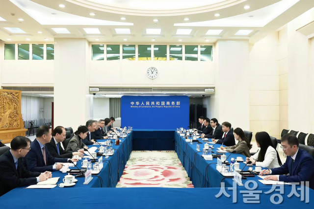 곽노정(오른쪽) SK하이닉스 사장이 23일 베이징에서 왕원타오 중국 상무부장과 회의를 하고 있다. 상무부 홈페이지 캡처