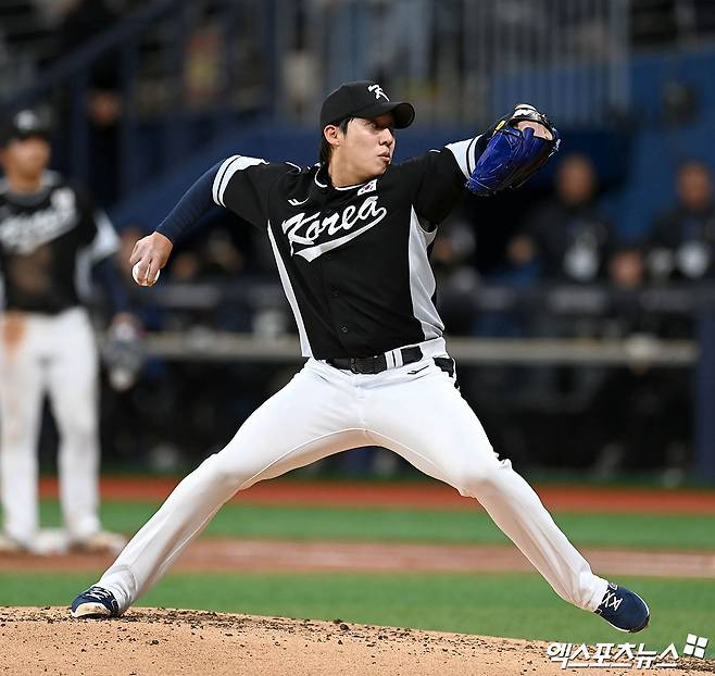 삼성 라이온즈 선발투수 원태인이 지난 17일 서울 고척스카이돔에서 열린 2024 메이저리그 월드투어 서울시리즈 스페셜 매치 샌디에이고 파드리스전에 두 번째 투수로 등판해 투구하고 있다. 엑스포츠뉴스 DB