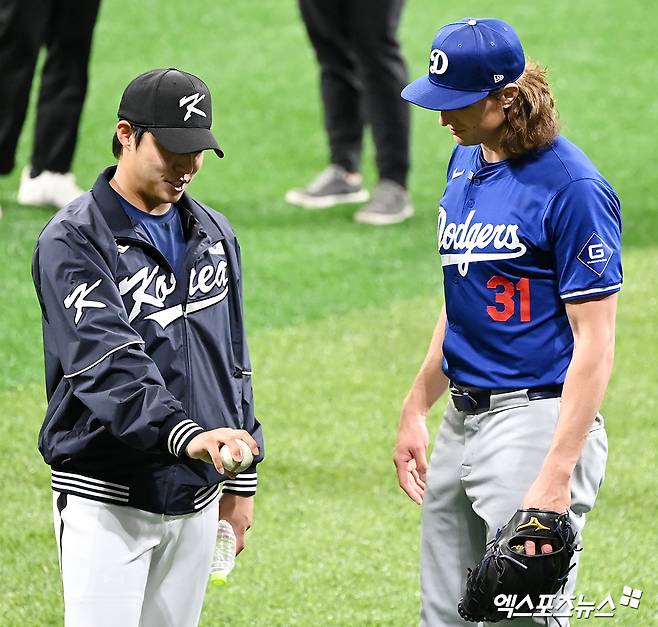 삼성 라이온즈 선발투수 원태인이 지난 16일 LA 다저스의 타일러 글라스노우와 구종 관련 대화를 나누고 있다. 엑스포츠뉴스 DB