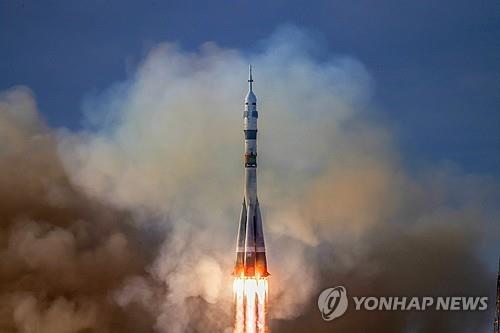 (AFP 연합뉴스) 러시아 연방우주공사는 23일(현지시간) 카자흐스탄 바이코누르 우주기지에서 우주비행사 3명을 태운 소유스 MS-25 유인 우주선을 탑재한 소유스 2.1a 로켓을 발사했다. [러 연방우주공사 제공]