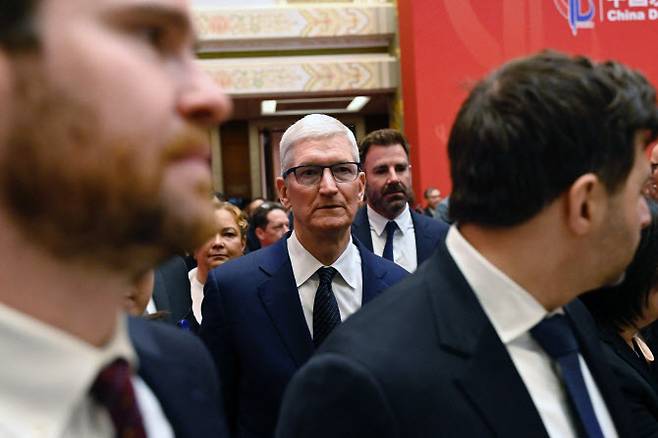 팀 쿡 애플 최고경영자가 24일 중국 베이징에서 열린 중국발전포럼에 참석하고 있다. (사진=AFP)