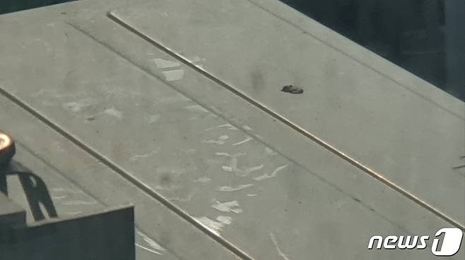에어컨 실외기 위에 남은 발자국 흔적 (서울 광진경찰서 제공)
