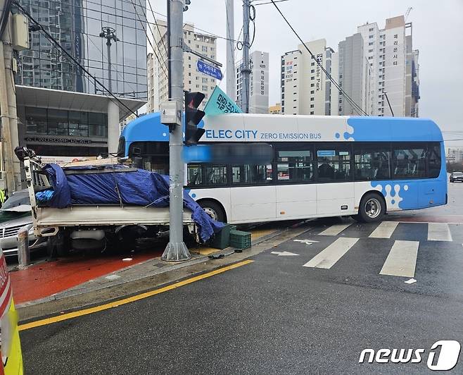 24일 오전 8시16분께 부산 부산진구 양정동 한 교차로에서 시내버스가 차량 3대를 들이받는 사고가 발생했다.(부산소방재난본부 제공)