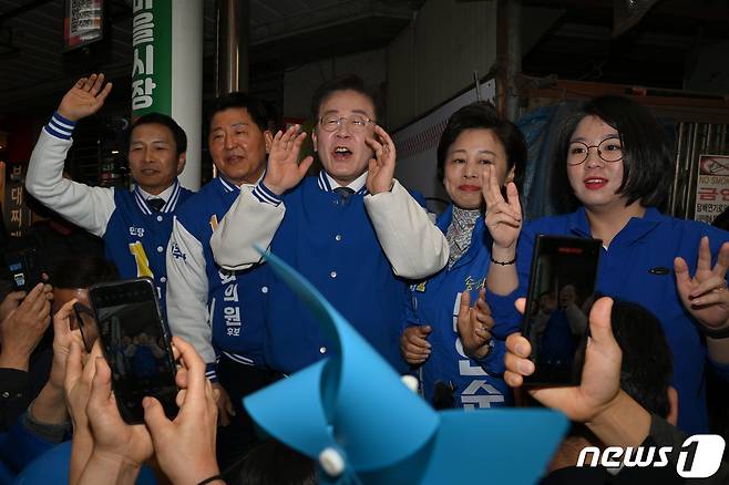 이재명 더불어민주당 상임공동선대위원장 겸 대표가 24일 서울 송파구 잠실 새마을전통시장을 방문해 시민들에게 인사하고 있다. (공동취재) 2024.3.24/뉴스1 ⓒ News1 김도우 기자