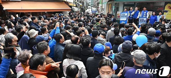 이재명 더불어민주당 대표가 24일 서울 송파구 잠실새마을전통시장을 방문해 시민들과 인사를 나눈 뒤 현장 기자회견을 하고 있다. (공동취재) 2024.3.24/뉴스1 ⓒ News1 김도우 기자