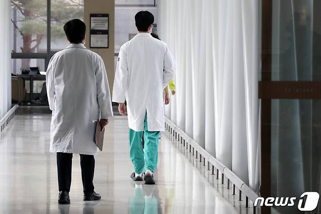 14일 서울의 한 대형 종합병원에서 의료진이 발걸음을 옮기고 있다. 2024.2.14/뉴스1 ⓒ News1 이동해 기자