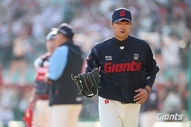 롯데 구승민이 24일 인천SSG랜더스필드에서 열린 2024 KBO리그 정규시즌 SSG전에서 7회 강판되고 있다. 사진 | 롯데 자이언츠