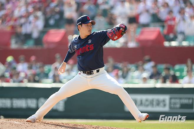 롯데 최준용이 24일 인천SSG랜더스필드에서 열린 2024 KBO리그 정규시즌 SSG전에서 역투하고 있다. 사진 | 롯데 자이언츠