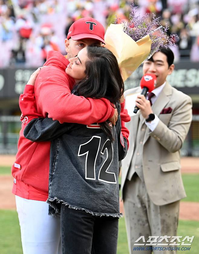 23일 광주KIA챔피언스필드에서 열린 키움과 KIA의 개막전 경기, KIA가 7대5로 승리했다. 경기 종료 후 첫 승을 거둔 KIA 크로우가 아내의 축하를 받고 있다. 광주=허상욱 기자