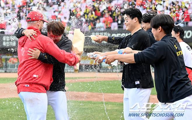 첫 승을 따냔 KIA 크로우가 동료들의 축하의 물세례를 받고 있다.