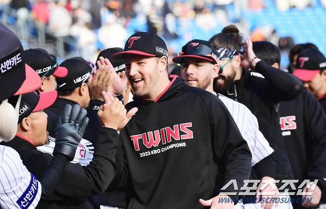 경기 종료 후 승리의 하이파이브를 나누고 있는 엔스와 오스틴.