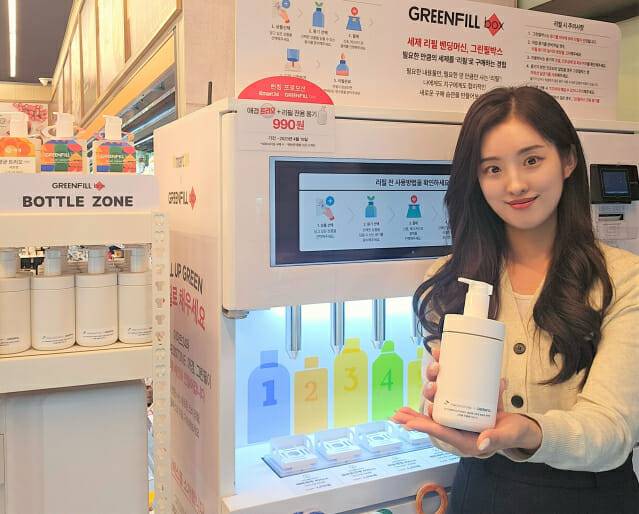 SKC의 생분해 소재사업 투자사 SK티비엠지오스톤이 이마트24, 플랜드비뉴와 함께 자판기 형태의 친환경 리필 스테이션 '그린필박스(GreenFill Box)' 서비스를 시작했다(사진=SKC)