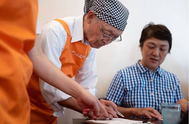 치매에 걸린 노인을 고용하는 일본 카페 '오렌지 데이 센가와'. / 워싱턴포스트(WP) 갈무리