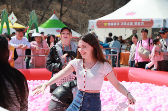 논산딸기축제 셋째날인 23일, 외국 관람객이 축제를 즐기고 있다. 논산시 제공
