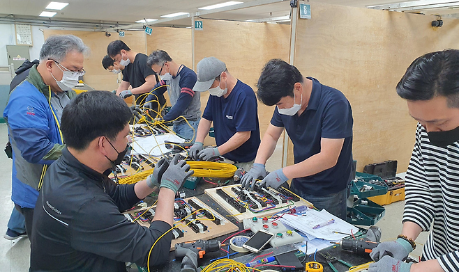 폴리텍 성남캠퍼스에서 다양한 연령대의 교육생들이 전기배선 실습을 진행하고 있다. 폴리텍 제공
