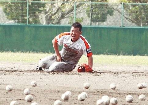 정근우를 ‘악마의 2루수’로 만든 김성근 표 ‘죽음의 펑고’.   한화 제공