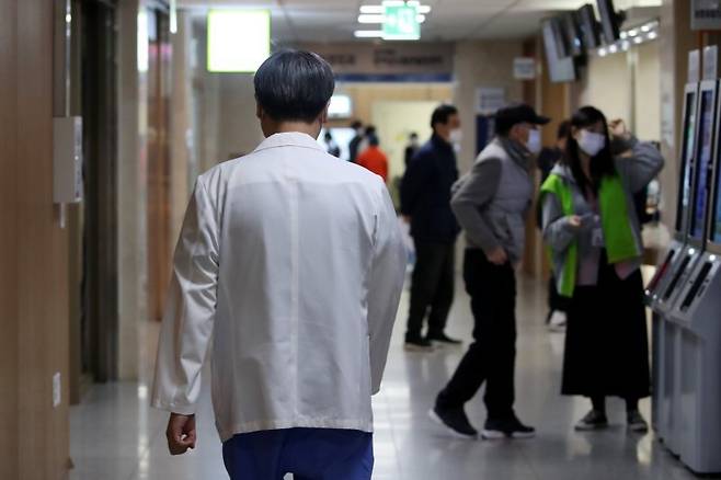 돌파구가 보이지 않는 '의·정 갈등'으로 인해 의료 공백이 길어지는 가운데 지난 22일 대구의 한 대학병원에서 의사가 복도를 걷고 있다. 사진=뉴스1