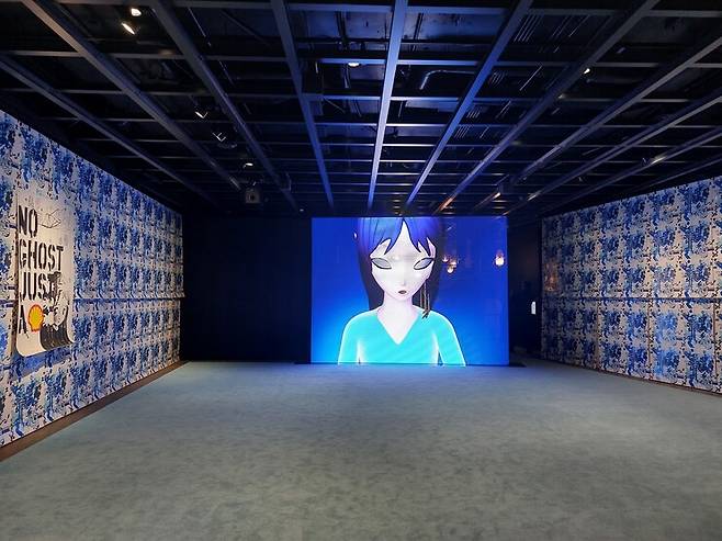 엠(M)2 전시장 1층 안쪽에서 만나게 되는 일본 애니메이션 캐릭터 안니의 발화 영상. 원래는 지난 2000년 동료 작가 피에르 위그와 일본 망가 캐릭터 안니에 대한 저작권을 구매해 공동제작한 작품이었는데, 여기에 인공지능(AI)을 활용해 진화하는 배우 배두나의 목소리를 집어넣어 실체감을 더했다.