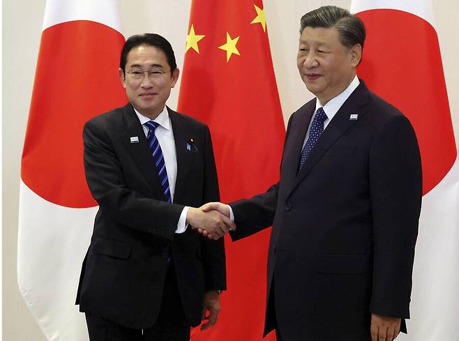 시진핑 중국 국가주석(오른쪽)과 기시다 후미오 일본 총리가 지난해 11월 미국 샌프란시스코에서 1년 만에 만나 정상회담에 앞서 악수를 하고 있다. 샌프란시스코/AP 연합뉴스