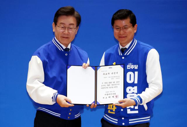 이재명(왼쪽) 더불어민주당 대표가 17일 서울 여의도 국회 의원회관 대회의실에서 열린 제22대 총선 후보자 대회에서 이영선 세종갑 후보와 '후보자 추천서'를 들고 기념촬영을 하고 있다. 뉴시스