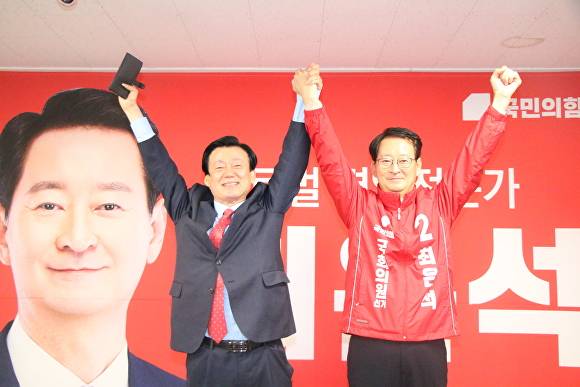 24일 손종익 전 동구군위군갑 예비후보가 최은석 후보 지지를 선언한 후 필승을 결의하고 있다. [사진=이창재 기자]