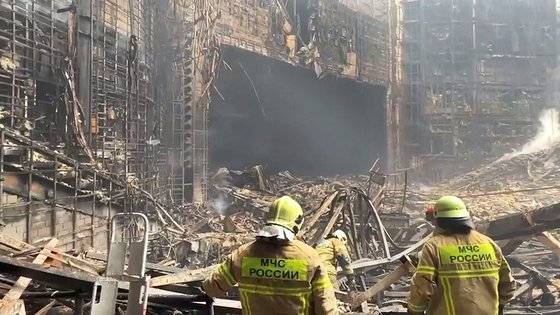 23일(현지시간) 러시아 조사위원회가 공개한 모스크바 테러 장소 ‘크로커스 시티홀’ 공연장에서 구조 작업을 하는 모습. AFP=연합뉴스