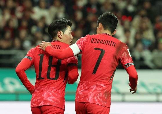 지난 21일 서울월드컵경기장에서 열린 2026 FIFA 북중미 월드컵 아시아 2차 예선 대한민국과 태국의 경기, 후반전 한국 손흥민이 이강인에게 어깨동무를 하며 대화하고 있다. 뉴시스