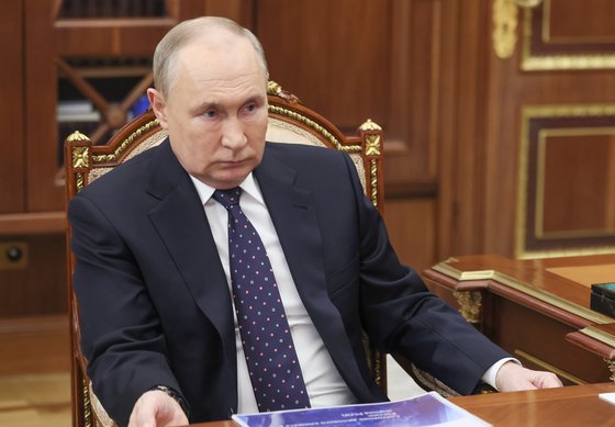블라디미르 푸틴 러시아 대통령이 지난 21일 모스크바 크렘린궁에서 열린 회담에 참석한 모습. AP=연합뉴스