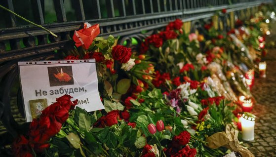 독일 베를린 주재 러시아 대사관에 크로커스 시청에 대한 테러 공격 희생자들을 기리기 위해 꽃이 놓여 있다. EPA=연합뉴스