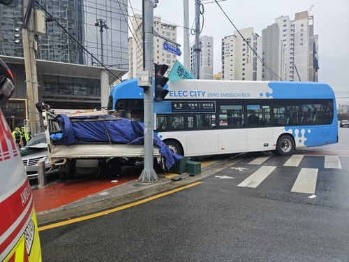 ▲ 부산서 시내버스, 트럭 등과 잇따라 충돌 사진 : 연합뉴스 