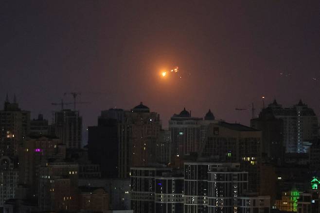 우크라이나 키이우에서 24일(현지시간) 러시아의 우크라이나 공격으로 도시 상공에서 미사일이 폭발하는 모습이 보이고 있다. 로이터연합뉴스