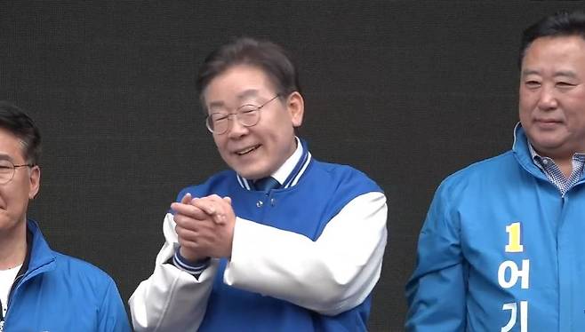 Democratic Party of Korea Chair Rep. Lee Jae-myung poses with a hand gesture during his visit to Dangjin, South Chungcheong Province, on Friday. (A screen grab from Lee's official YouTube account)