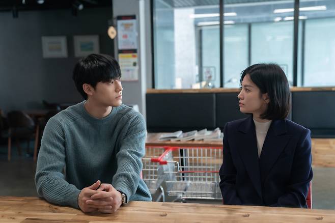 Scene from Netflix series "The Glory," starring Lee Do-hyun (left) and Song Hye-kyo (Netfilx)