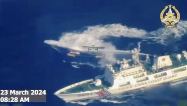 중국 해안경비대 선박이 23일 영유권 분쟁 중인 남중국해에서 필리핀 보급선을 향해 물대포를 쏘고 있다. AP연합뉴스