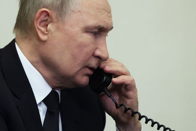 블라디미르 푸틴 러시아 대통령이 23일(현지시간) 모스크바에서 대형 공연장 테러와 관련한 전화 통화를 하고 있다. AFP연합뉴스