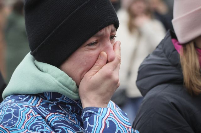 24일(현지시간) 러시아 모스크바 크로커스 시청 총격 테러 희생자들을 기리며 울고 있는 한 여성. AP연합뉴스