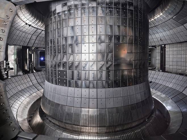 새 디버터를 설치한 한국형초전도핵융합연구장치(KSTAR) 내부 모습. [사진=한국핵융합연구원]