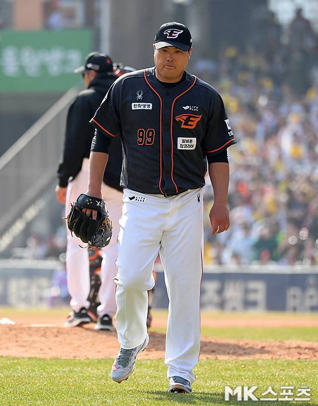 개막전에서 패전을 떠안은 한화 류현진. 사진(잠실 서울)=천정환 기자