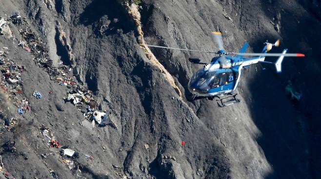 사진은 지난 2015년 3월27일 프랑스 구조 헬리콥터가 추락한 저먼윙스 9525편의 잔해 위를 비행하는 모습. /사진=로이터