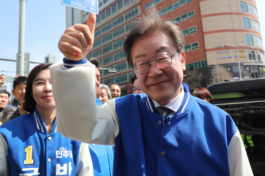 이재명 더불어민주당 대표가 24일 오후 서울 강남구 수서역 인근을 방문해 시민들에게 인사를 하고 있다. 뉴시스
